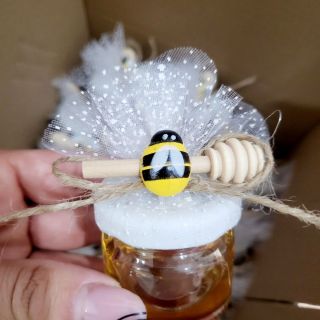 Бурканче с мед и пчеличка